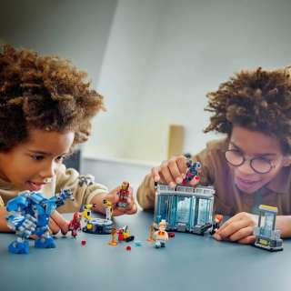 LEGO Iron Man's Laboratory: Hall.. 