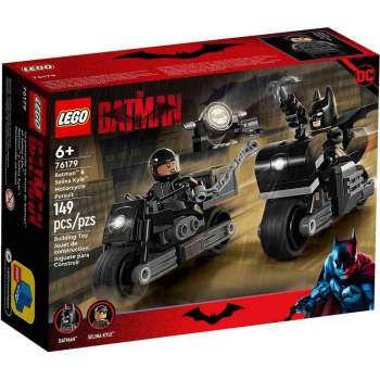 Batman i Selina Kyle u potjeri na motociklima 