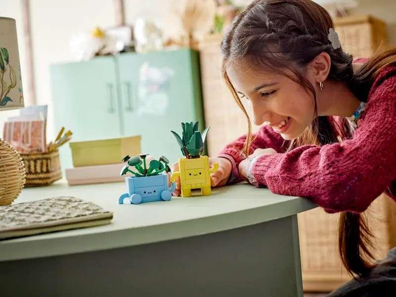 LEGO BOTANICALS HAPPY PLANTS 