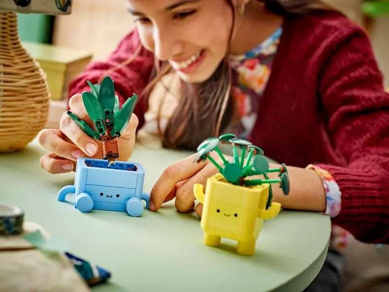 LEGO BOTANICALS HAPPY PLANTS 